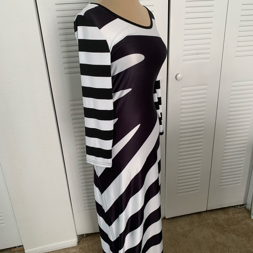 Dress - Picture 3 of 4